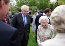 Regina Elisabetta sulle dimissioni di Boris Johnson due giorni prima di morire: "Almeno non mi seppellirà quell'idiota"