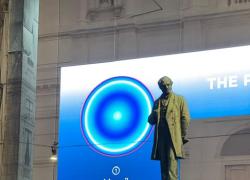 Piccadilly Circus a Milano. Mentre si accendono le luminarie natalizie, Stefano Simontacchi regala alla città un’installazione immersiva di ledwall.  Stasera a Piazza San Fedele per meditare sotto le stelle.