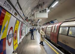 Londra, allarme bomba alla stazione di Euston, fatto detonare altro pacco sospetto davanti all'ambasciata americana