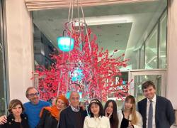 Sale la febbre del Natale.  Si illuminano le luminarie e l'albero d&rsquo;artista &ldquo;Pensiero Verde&rdquo;  alla Renaissance Hotel Mediterraneo di Napoli. Toto e Teresa Naldi, anfitrioni di una serata scintillante, con Gian Barbato. Ospiti da ogni dove.