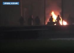 Milano Banlieue, guerriglia urbana e incendi a Corvetto per la morte del 19enne egiziano, deceduto nell'inseguimento con i carabinieri - VIDEO
