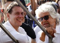 Beppe Grillo non si arrende alla sconfitta contro Conte e rischia di cadere nel grottesco