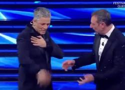 Sanremo 2022, Fiorello prende in giro i "no-vax": "Mi si muove il braccio, è il microchip, sono i poteri forti, è il grafene" - VIDEO