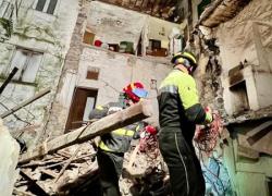 Sessa Aurunca (CE), crolla palazzina disabitata, 2 persone estratte vive, nessun disperso - VIDEO