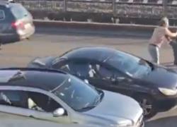 Far west a Roma, lite stradale in via Casilina, rissa a pugni, criccata sul parabrezza e retromarcia del Suv contro l'altra auto - VIDEO