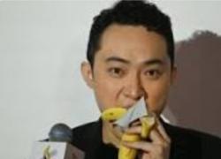 Justin Sun si aggiudica la banana di Cattelan per $6,2mln, ma la mangia 10 secondi dopo: "Questo atto entrerà nella storia dell'opera" - VIDEO