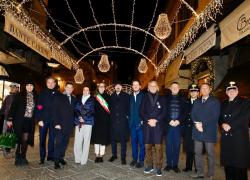 Firenze apre le porte al Natale, Ponte Vecchio si illumina delle luminare natalizie LED a basso consumo elettrico 
