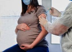 Vaccino Covid a donne incinte, studio Pfizer ammette l'aumento di 3,9 volte del tasso di anomalie congenite e ritardi nello sviluppo dei neonati