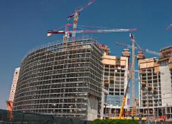 Milano, cantieri bloccati, 150 progetti fermi, a rischio € 5mld nel breve e € 38mld di investimenti futuri; necessarie 9.300 case l’anno
