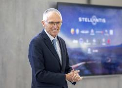 Stellantis, buonuscita per Tavares di €100 mln, in contrasto con il calo della capitalizzazione dell'azienda nel 2024 (-€52 mld)