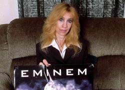 Debbie Nelson, la madre di Eminem morta a 69 anni per turbo-cancro ai polmoni avanzato scoperto a settembre, negli ultimi anni il riavvicinamento col figlio