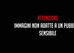 Il VIDEO dell'agguato a Brian Thompson, il killer incappucciato gli spara alla schiena e al torace, il ceo di UnitedHealthcare si accascia a terra