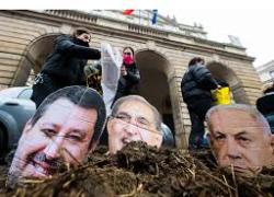 Milano, protesta al Teatro alla Scala, letame sul red carpet con foto di Meloni, Netanyahu e Salvini: "Genocidio a Gaza e guerra sono una mer*a" - VIDEO