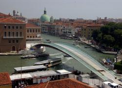 Venezia, via il vetro dal ponte di Calatrava e oltre un milione per sostituire i gradini