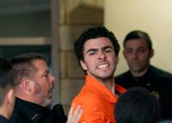 Luigi Mangione urla contro la Polizia e le assicurazioni mediche al suo arrivo in tribunale: "Fuori luogo, insulto all’intelligenza degli americani" - VIDEO