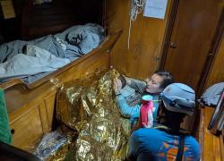 Lampedusa, bimba di 11 anni arrivata da sola in un barchino, unica superstite di un naufragio con 45 morti, rimasta in mare col salvagente