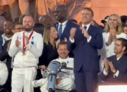 Macron invita la folla a saltare, alla faccia dei disabili che lo circondano