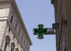 Obbligo vaccino covid, risarcimento di 150 mila euro a farmacista non inoculata sospesa nel 2021, la sentenza del tribunale di Bolzano