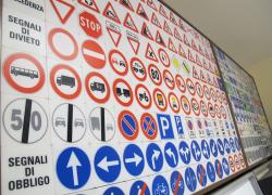 Genova, all'esame della patente con radio e micro auricolari, sette persone finiscono nei guai