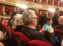 L'architetto Stefano Boeri guarda la partita Juventus-Bologna dal cellulare durante la Prima della Scala 2024