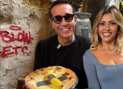 Sorbillo omaggia Maurizio Cattelan con la pizza alla banana