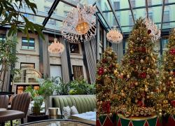 Indirizzi per chi resta in città: vivere le atmosfere delle feste in hotel con micro viaggi golosi e magici