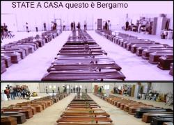 Covid Bergamo, la foto allarmistica e fake delle bare esposte in fila in un hangar "STATE A CASA" è dei migranti morti nel nubifragio di Lampedusa nel 2013