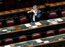 Manovra, oggi il voto di fiducia alla Camera, banchi del governo vuoti all'apertura della discussione, Ciriani: “Scusate il ritardo”