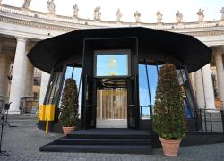 Poste Italiane, inaugurato il nuovo ufficio postale mobile Vaticano in Piazza San Pietro in vista del Giubileo 2025