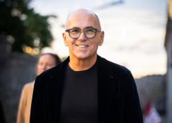 Ferzan Ozpetek torna al Teatro della Pergola con l’adattamento di uno dei suoi successi cinematografici: Magnifica presenza