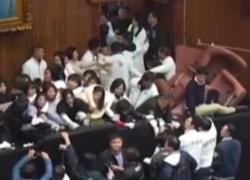 Taiwan, rissa in Parlamento per un disegno di legge, spintoni e urla, feriti diversi parlamentari durante gli scontri - VIDEO