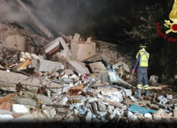 Esplosione a Lucca, villetta distrutta da fuga di gas, trovato corpo di uomo di 69 anni, dispersa una donna