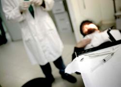 Milano, segretaria svuota conti del dentista in zona Duomo, sottratti 400mila euro tra bollette e assegni al casinò: "Ho dovuto chiudere"