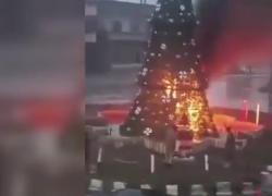 Siria, albero di Natale bruciato dalle milizie jihadiste a Hama, i cristiani in protesta a Damasco per "Difendere i diritti religiosi" - VIDEO