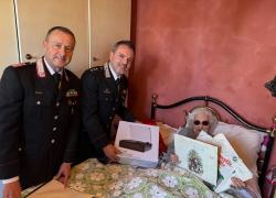 Natale di solidarietà a Città di Castello, il regalo dei carabinieri alla 92enne ex stella del teatro che festeggiava da sola