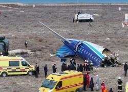 Aereo precipitato Kazakistan, Arzebaijan Airlines sospende voli in 7 città russe: "Rischi per la sicurezza", Mosca: "Droni ucraini su Grozny quella notte"