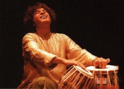 Addio a Zakir Hussein, morto a 73 anni per fibrosi idiopatica polmonare il musicista indiano di tabla vincitore di 4 Grammy