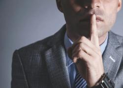 A furia di censurare, siamo finiti in un “regime a punti”: i dissidenti sulla guerra rischiano la chiusura dei conti correnti 