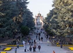 Festa grande al cimitero, memoria di un Paese sepolto sotto le macerie industriali, alcune mascherate dalla tanatocosmesi degli Investimenti Diretti Esteri