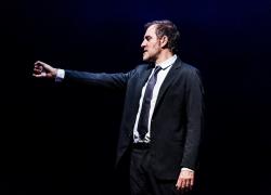 Valerio Mastandrea in scena al Teatro della Pergola con “Migliore” scritto e diretto da Mattia Torre