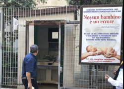 Bari, neonato trovato morto “di freddo”, abbandonato nella culla termica di una chiesa, il parroco: “Allarme collegato al lettino non ha squillato”