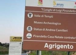 Agrigento capitale italiana "sgrammaticata" della cultura 2025, 2 errori su 4 righe in un cartellone: "Valli di Templi e contrata"
