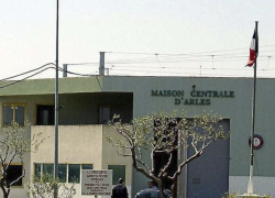 Francia, arrestato il detenuto armato che ha preso in ostaggio 5 persone nel carcere di Arles, segnalato a rischio radicalizzazione islamica nel 2013