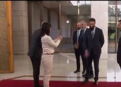 Siria, capo dei ribelli Al Jolani non stringe la mano alla ministra tedesca Baerbock, ma lo fa con il ministro francese Barrot - VIDEO