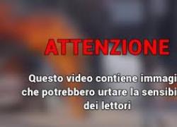 Ucraina, lotta corpo a corpo mortale tra un ucraino e un russo, nel VIDEO choc l'agguato, il sangue e la brutalità della guerra