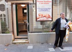 Bari, neonato trovato morto nella culla termica di una chiesa, indagati per omicidio colposo il tecnico e don Antonio Ruccia