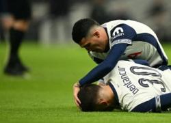 Malore improvviso per Bentancur durante Tottenham-Liverpool, il calciatore portato fuori in barella e con la maschera dell’ossigeno - VIDEO