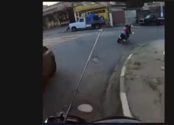 Brasile, il VIDEO virale della polizia, l'inseguimento di due ragazzi in motorino tra pedoni sfiorati e manovre azzardate