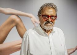 Addio a Oliviero Toscani, morto per l'amiloidosi il fotografo italiano, malattia diagnosticata a giugno 2023, aveva 82 anni