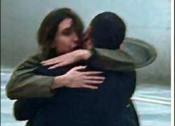 La sanremizzazione di Cecilia Sala è già partita, ma il suo volo sentimentale in braccio al moroso non è casuale: è iconico, narcotico